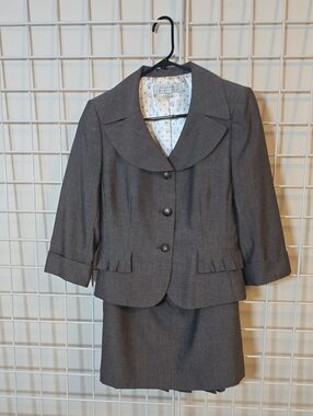 Tahari Arthur S Levine Gray Women's Skirt Suit  Pleat Detail Size 4